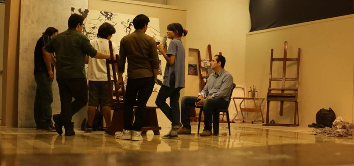 Saidel Brito (sentado), catedr&aacute;tico de la Universidad de las Artes, y parte de los artistas de la Residencia 103M. 