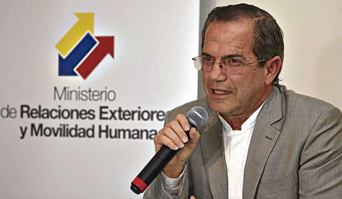 El canciller Ricardo Pati&ntilde;o anunci&oacute; ayer el fin de la cooperaci&oacute;n alemana durante una rueda de prensa en la parroquia Jos&eacute; Luis Loyola, del cant&oacute;n Azogues. Foto: Jos&eacute; Luis Llivisaca