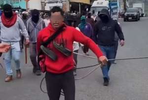 El sujeto tuvo que caminar descalzo llevando a la vaca.