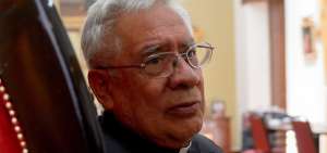 Monse&ntilde;or Fausto Tr&aacute;vez. Sacerdote franciscano, miembro de la Conferencia Episcopal Ecuatoriana, arzobispo de Quito.
