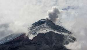 Seg&uacute;n Mario Ruiz, director del IG, el volc&aacute;n mantiene la actividad interna moderada con emisiones de vapor. Foto: John Guevara / El Tel&eacute;grafo