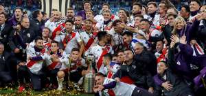 Jugadores de River Plate celebran la obtenci&oacute;n de la Copa Libertadores en el Bernabeu ante Boca.