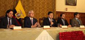 Cinco ministros dieron una rueda de prensa en Carondelet para pronunciarse sobre la orden de prisi&oacute;n preventiva en contra del expresidente Rafael C.