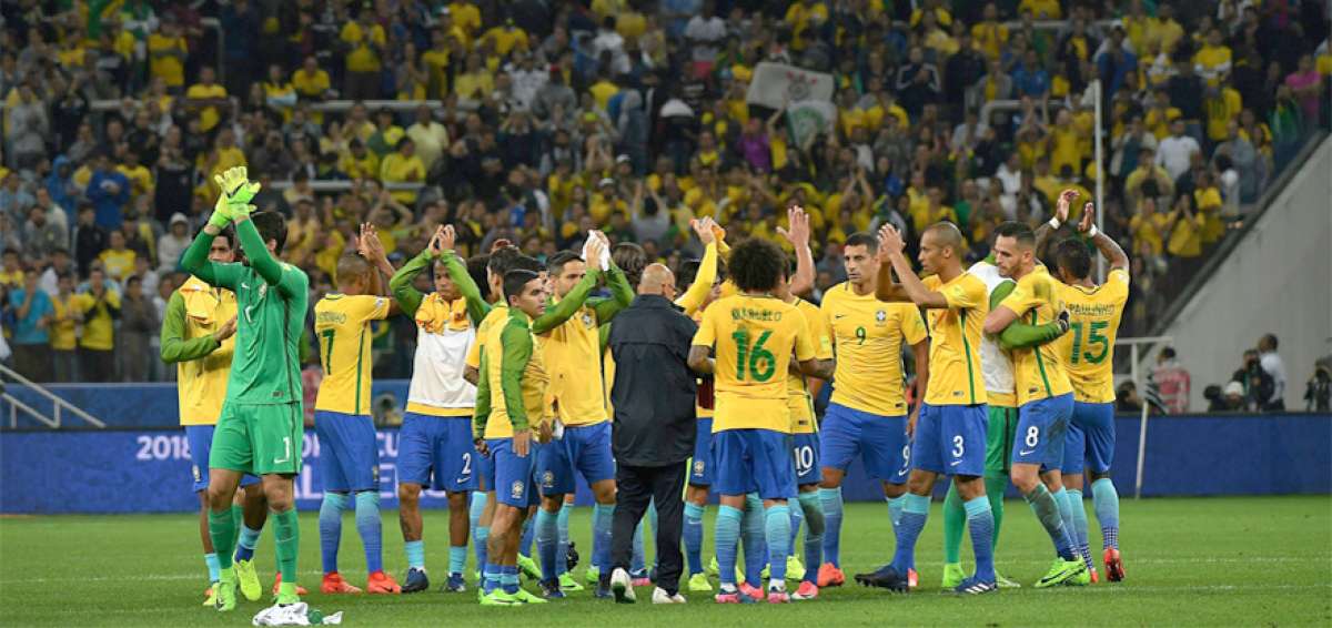 Los jugadores de la selecci&oacute;n brasile&ntilde;a agradecen el apoyo de los hinchas que llegaron al Arena Corinthians.  