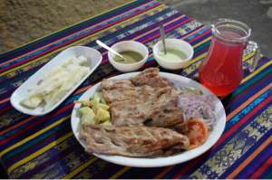 La cecina es uno de los platos m&aacute;s solicitados en la provincia de Loja. Su preparaci&oacute;n var&iacute;a, de acuerdo al que prepara, algunos a&uacute;n dejan secar en el sol la carne, pero la mayor&iacute;a, por cuestiones de salubridad ya no hace este proceso. Foto: Carlos Granda