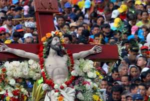 Las procesiones Jesús del Gran Poder en Quito y Cristo del Consuelo en Guayaquil marcan el Viernes Santo en Ecuador.