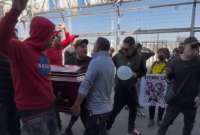 Los hinchas cargaron el ataúd hasta el interior del estadio