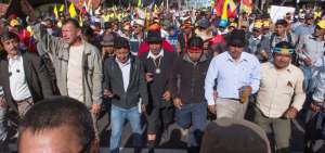 Dirigentes del Movimiento Pachakutik y de la Conaie durante una movilizaci&oacute;n por las calles de Quito.