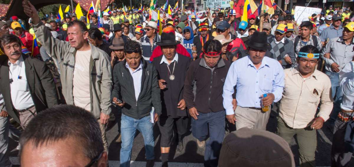Dirigentes del Movimiento Pachakutik y de la Conaie durante una movilizaci&oacute;n por las calles de Quito.