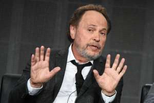 Billy Crystal en desacuerdo con el contenido homosexual excesivo en la TV norteamericana