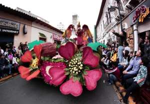 Las alegor&iacute;as se lucieron en las calles de Ambato (Galer&iacute;a)