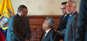 El secretario de la OPEP, Mohammed Barkindo (i); Len&iacute;n Moreno (c), presidente de la Rep&uacute;blica, y Carlos P&eacute;rez (d), ministro de Hidrocarburos.