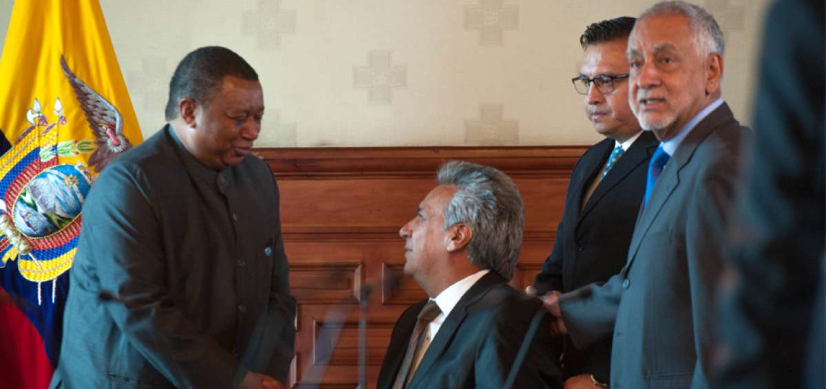 El secretario de la OPEP, Mohammed Barkindo (i); Len&iacute;n Moreno (c), presidente de la Rep&uacute;blica, y Carlos P&eacute;rez (d), ministro de Hidrocarburos.