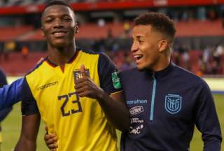 Byron Castillo (der.) sonríe con Moisés Caicedo (izq.) en el estadio Rodrigo Paz