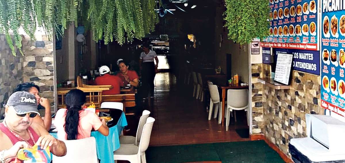 El costo de los platos var&iacute;a desde $ 1,50 hasta $ 7,00. Todos los locales constan con mesas familiares para ocasiones especiales o reservaciones.
