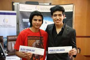 Pablo Velasco y &Aacute;lex Hidalgo, los mejores puntuados en el Examen Nacional de Educaci&oacute;n Superior. Foto: Senescyt