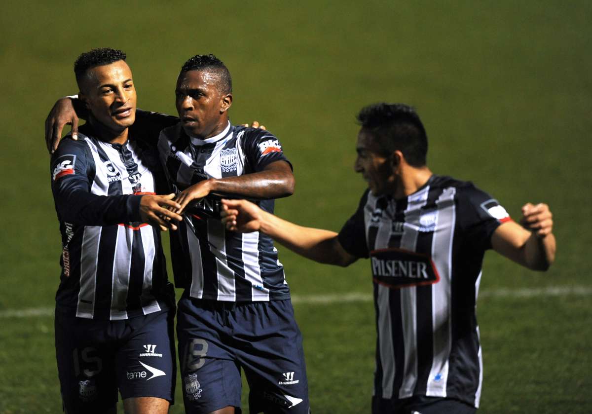 Emelec tendr&aacute; dos bajas en defensa para su partido de Copa