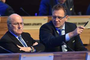 Jerome Valcke (d.) est&aacute; de acuerdo con la sanci&oacute;n impuesta al delantero uruguayo. Foto: Archivo /Agencia