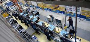 En las bodegas de la empresa de l&iacute;nea blanca de electrodom&eacute;sticos Indurama, en las afueras de Cuenca, hay 11.000 cocinas de inducci&oacute;n que est&aacute;n empacadas. Su retiro de los almacenes responde a la falta de demanda por parte de los consumidores  a escala nacional.   