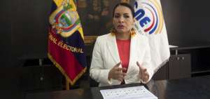 La titular del Consejo Nacional Electoral no ha considerado renunciar ante la determinaci&oacute;n de la Contralor&iacute;a General del Estado acerca de su destituci&oacute;n.