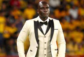 El director técnico de BSC, Segundo Alejandro Castillo, impresionó a los fanáticos del fútbol con su elegante outfit.
