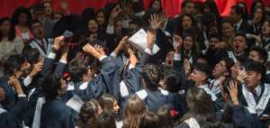 Lanzamiento de birretes, la &uacute;ltima barra en grupo y hasta selfies constituyeron el cierre de la ceremonia de graduaci&oacute;n realizada ayer en el colegio Benalc&aacute;zar.
