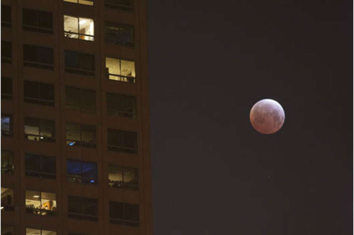El tercer eclipse total de Luna muy breve se registr&oacute; ayer en la costa del Pac&iacute;fico. La imagen se obtuvo en la localidad de Los &Aacute;ngeles, en Estados Unidos. Foto: AFP