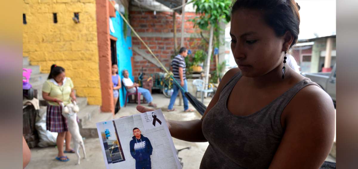 Ginger muestra una fotograf&iacute;a del adolescente Andy Peralta, el &uacute;nico recuerdo que les lleg&oacute; de Estados Unidos.