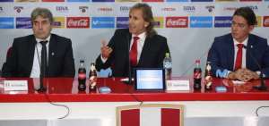 Gareca (centro) durante su presentaci&oacute;n.