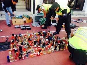 Los uniformados retiraron del mercado de San Roque productos como perfumes y computadoras. Foto: Cortes&iacute;a