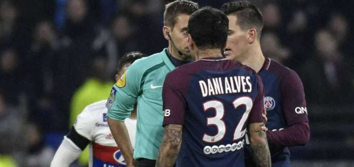 Dani Alves, con su "par bien puestos" se defiende de su expulsi&oacute;n ante Lyon