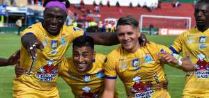 Los jugadores de Delf&iacute;n, de izquierda a derecha: Roberto Ord&oacute;&ntilde;ez, Sergio L&oacute;pez, Carlos Garc&eacute;s y Geovanny Nazareno celebran uno de los tantos.