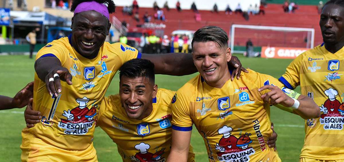 Los jugadores de Delf&iacute;n, de izquierda a derecha: Roberto Ord&oacute;&ntilde;ez, Sergio L&oacute;pez, Carlos Garc&eacute;s y Geovanny Nazareno celebran uno de los tantos.