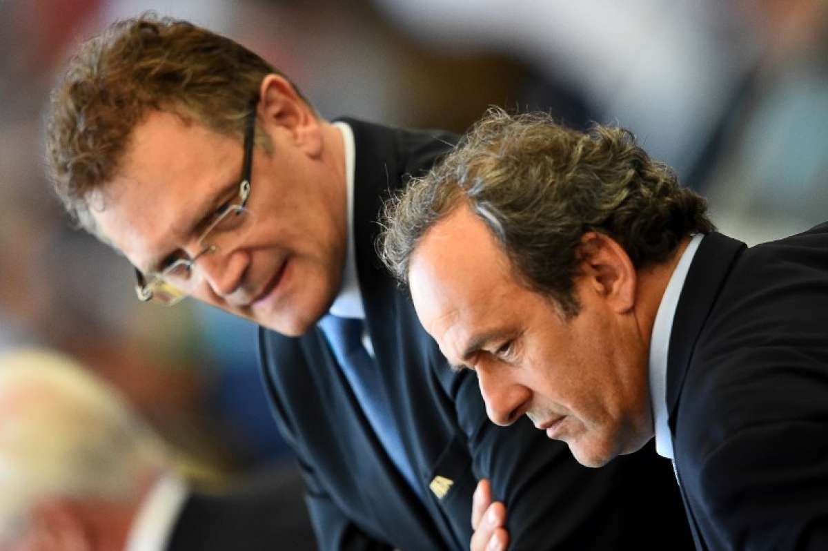 Michel Platini (d) preside este organismo desde el 2007. Foto: AFP