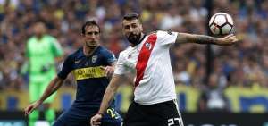 Los equipos de River Plate y Boca Juniors se enfrentar&aacute;n hoy en el estadio Monumental por la Superliga argentina.