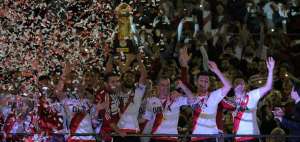 Los jugadores de River celebran el bicampeonato de la Recopa Sudamericana.
