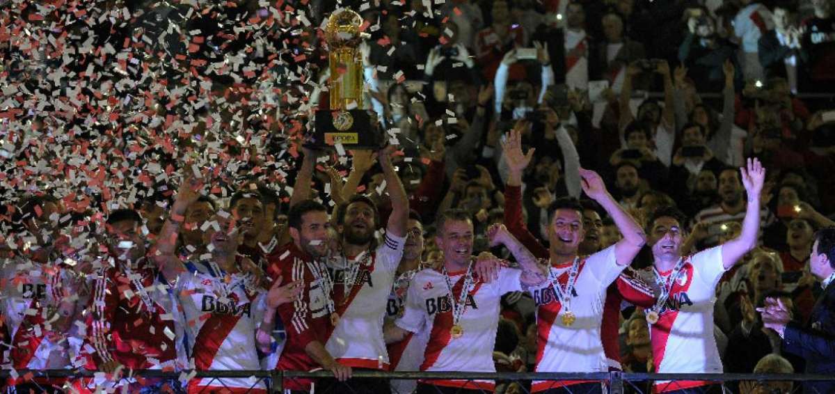 Los jugadores de River celebran el bicampeonato de la Recopa Sudamericana.