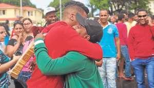 Cubanos celebraron el anuncio del visado para quienes compraron los boletos antes del 26 de noviembre. Foto: AFP