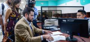 Piden medidas cautelares contra exigencia de pasaporte a venezolanos