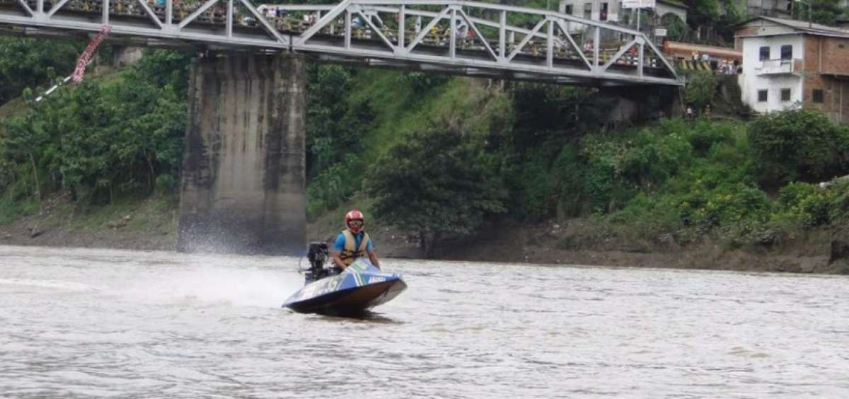 Centenares de personas acuden a Pichincha para la regata, que se realiza en un marco de fiesta popular.