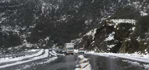 La acumulaci&oacute;n de nieve en la carretera que une Quito con Papallacta no caus&oacute; incidentes viales. El cierre fue por los trabajos de limpieza.