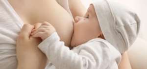 La OMS propone observar una buena higiene respiratoria mientras la madre amamanta a su beb&eacute;, usando mascarilla para evitar el contagio. 