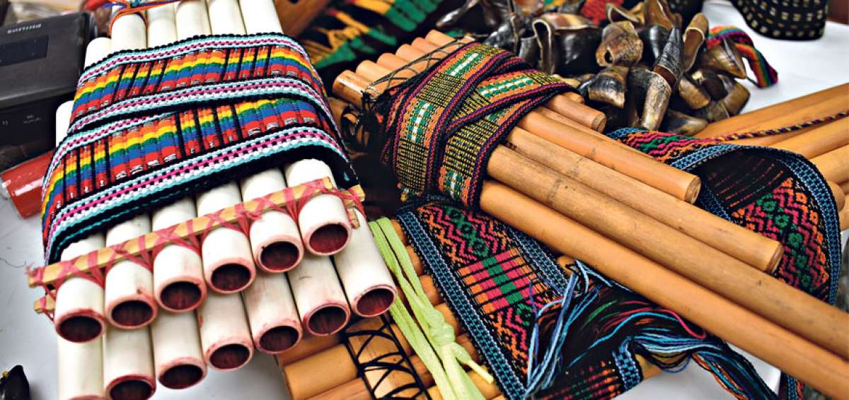 Los instrumentos de viento, cuerda y percusi&oacute;n se fusionan en una armon&iacute;a mel&oacute;dica. El grupo Huayra Yacu Daulis incursiona no solo en el folclore nacinal sino que abre espacios culturales para los nuevos talentos.