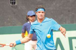 Emilio G&oacute;mez sinti&oacute; la presi&oacute;n por igualar la serie y eso afect&oacute; su estado f&iacute;sico. Pese a eso fue uno de los jugadores que mejor tenis mostr&oacute;. Foto: EFE