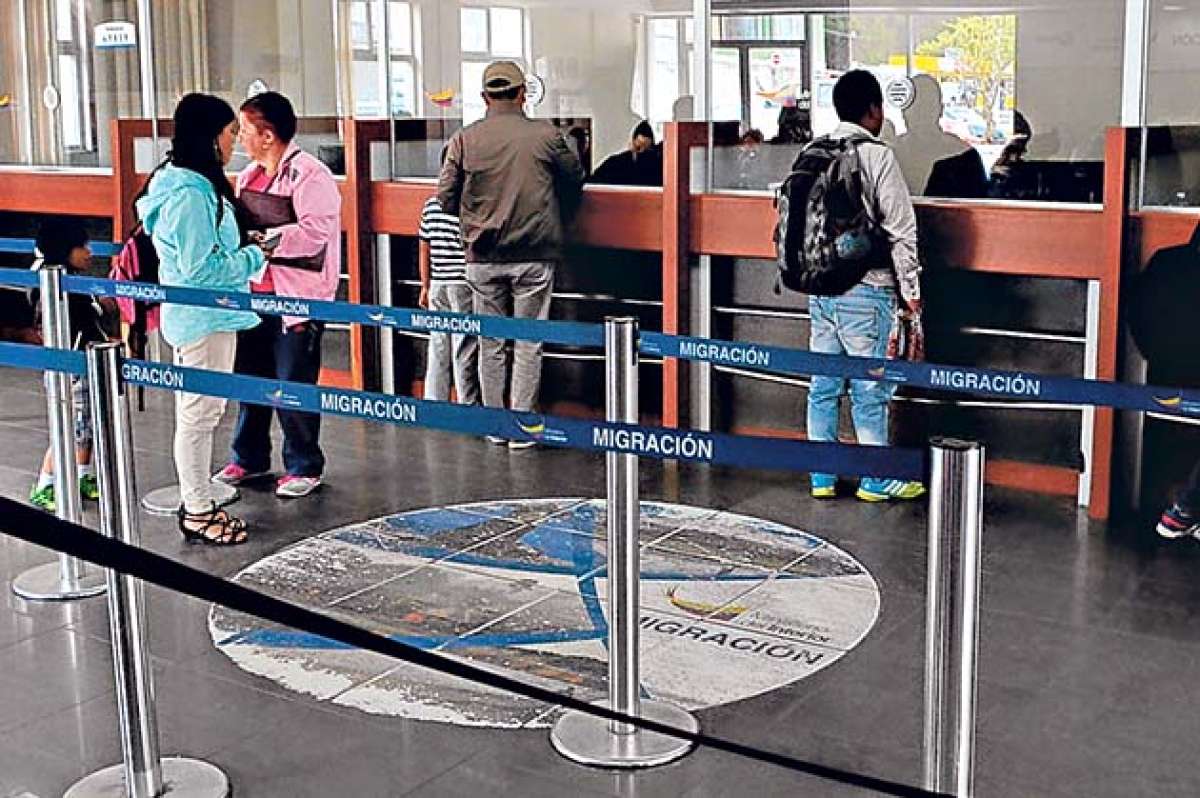 Foto: En las oficinas de migraci&oacute;n en la provincia del Carchi empez&oacute; a notarse el flujo de ciudadanos provenientes de Colombia. Foto: Carlos Jim&eacute;nez / El Tel&eacute;grafo