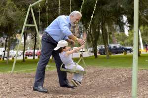 Gustavo Ter&aacute;n Sarzosa juega en el parque de La Carolina con su nieto Jos&eacute; Ignacio Viteri Ter&aacute;n. Foto: Miguel Jim&eacute;nez