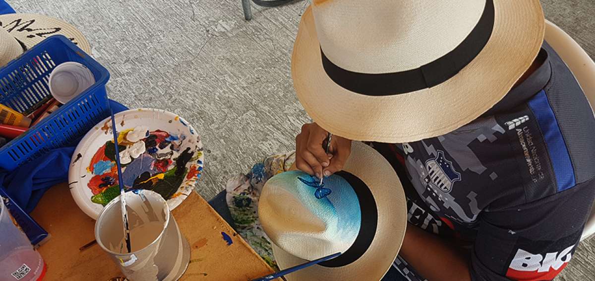 &ldquo;Jair&rdquo; pone su arte y color en los sombreros