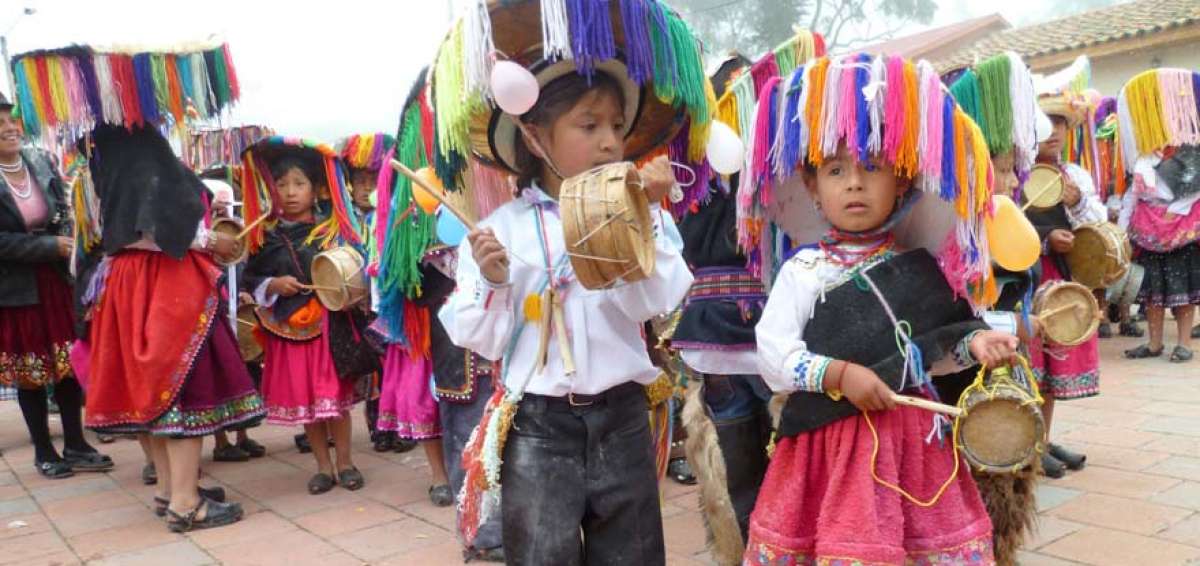 La tradicional fiesta del Pawkar Raymi (florecimiento) fue parte de la feria ca&ntilde;ari realizada en la UPS.