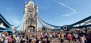 La marat&oacute;n de Londres convoca a miles de corredores cada a&ntilde;o. Este es uno de los tramos m&aacute;s famosos: el paso del puente de Londres. Foto: cortes&iacute;a Flickr