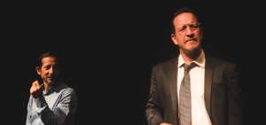 Alejandro Fajardo (izquierda) y Andr&eacute;s Crespo (derecha) cambian los roles para montar esta obra en otro contexto pol&iacute;tico.   